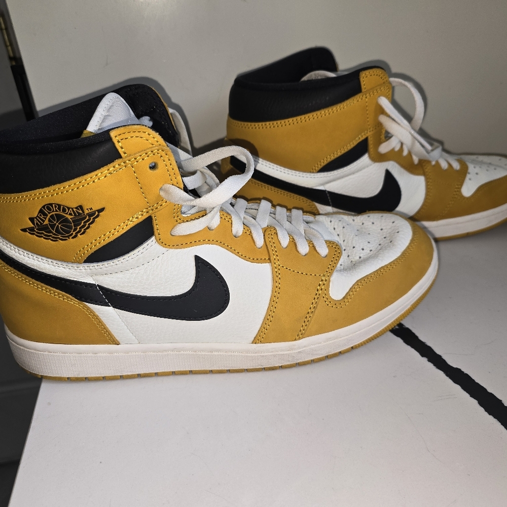 Men's sz 12 yellow Jordans like new retro
